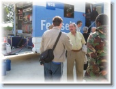 IMG_1120-768_576 * Et stort �jeblik i juni 2004. Jeg hilser p� sv�veflypilot Jim Wallwork, der var 1. pilot p� Major Howards sv�vefly * 768 x 576 * (157KB)